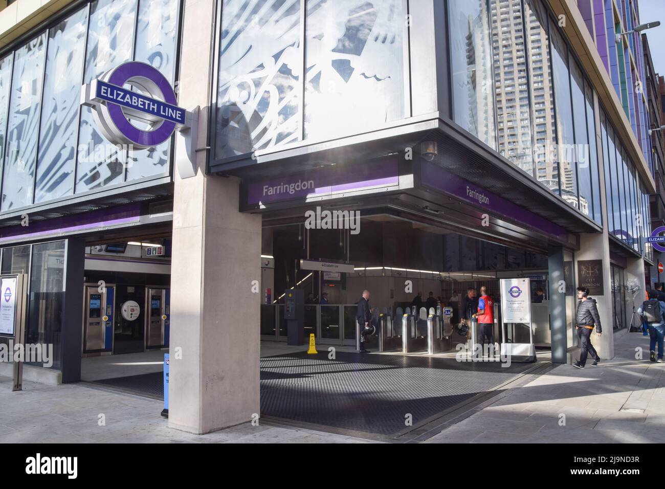 London, Großbritannien. 24. Mai 2022. Die neu erbaute Farringdon Elizabeth Line Station. Die neue Londoner Crossrail-Bahn- und U-Bahn-Linie wurde nach zahlreichen Verspätungen endlich eröffnet. Der Bau der Linie begann 2009 und sollte ursprünglich 2018 eröffnet werden. Kredit: Vuk Valcic/Alamy Live Nachrichten Stockfoto