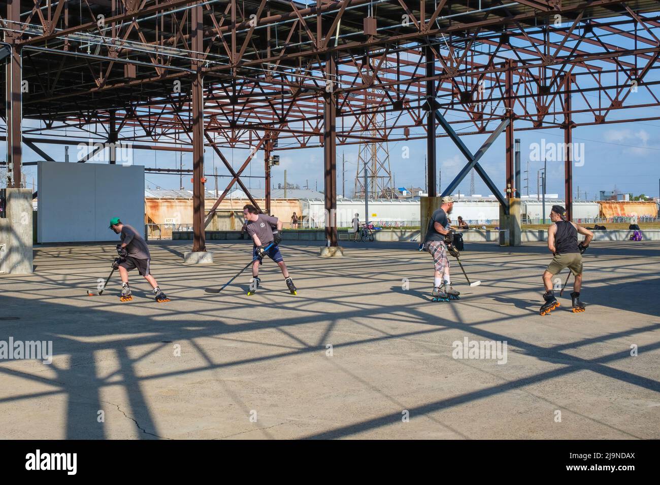 NEW ORLEANS, LA, USA - 9. Januar 2022: Inline-Rollerskater spielen Hockey im Crescent Park Stockfoto