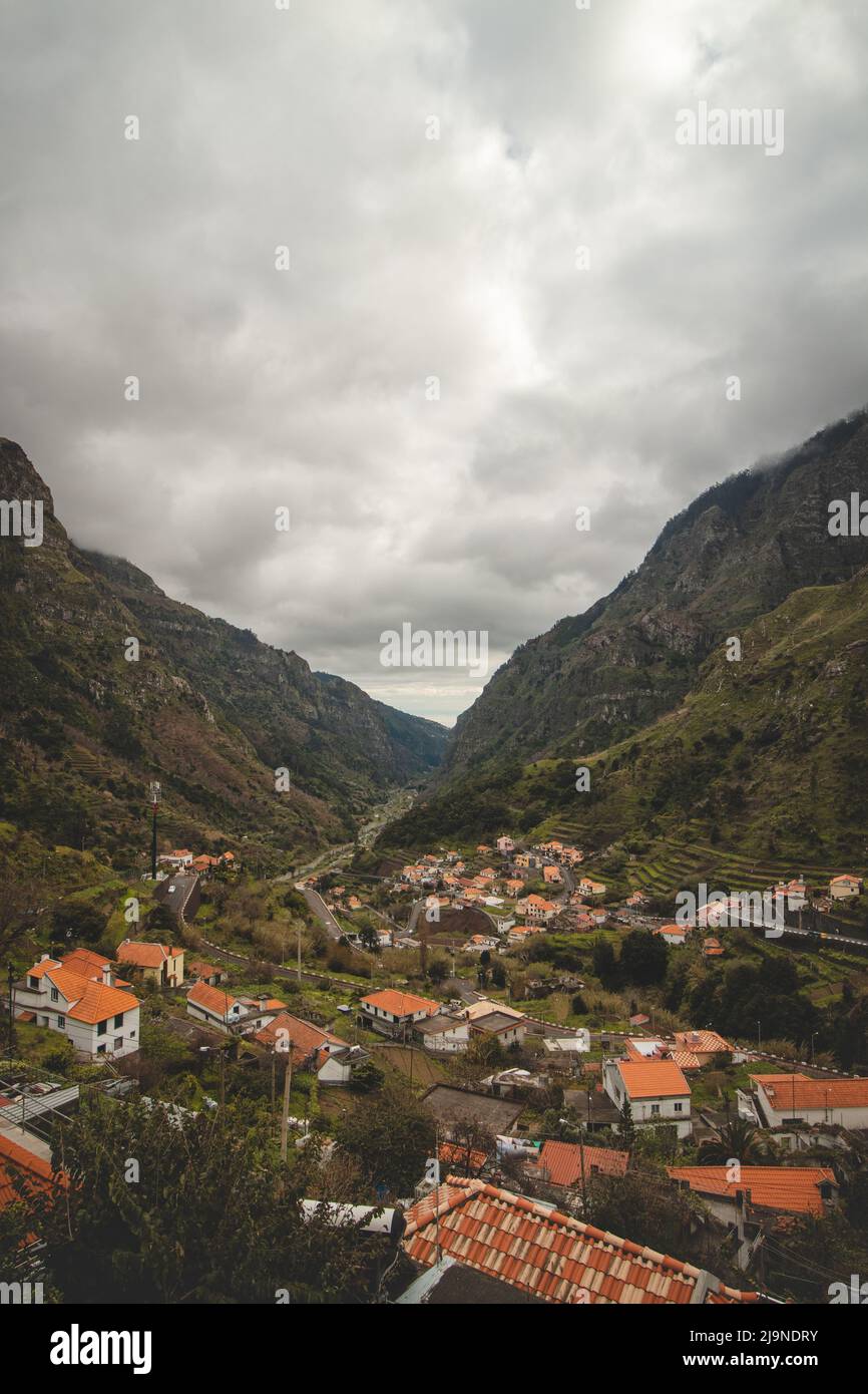 Blick von der Bergstraße auf die Stadt Serra de Agua eingebettet in nebliges Wetter in der Mitte der Insel Madeira, Portugal. Natur pur surro Stockfoto