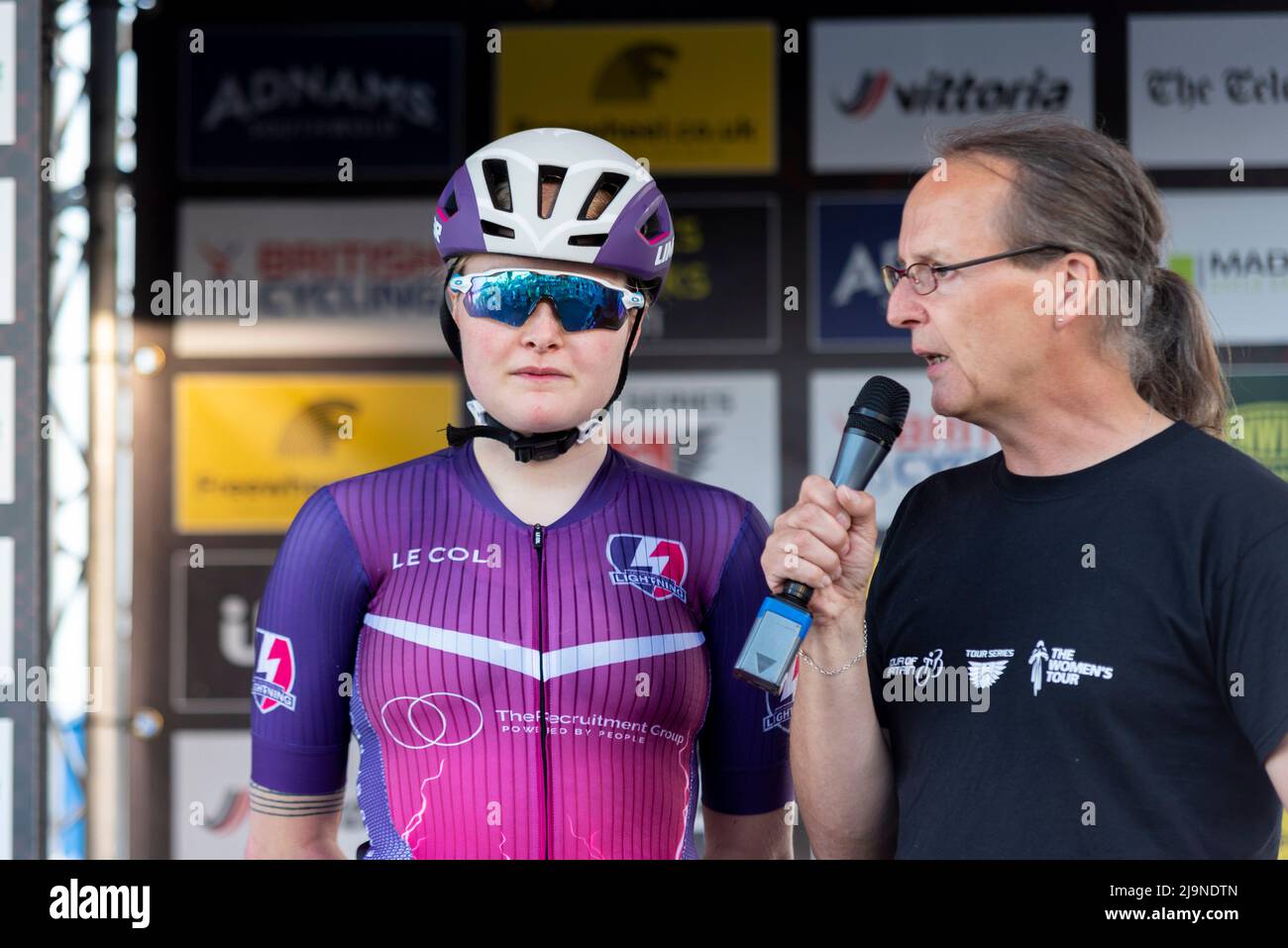 Flora Knight of Loughborough Lightning auf dem Podium beim Rennen der Sportsbreaks Tour Series in Clacton on on Sea, Essex, Großbritannien. Kriterium Rasse Stockfoto