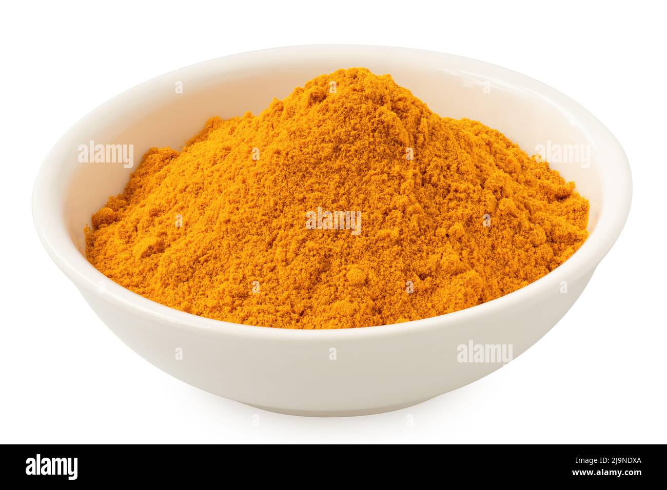 Gemahlener Kurkuma in weißer Keramikschale, isoliert auf Weiß. Stockfoto