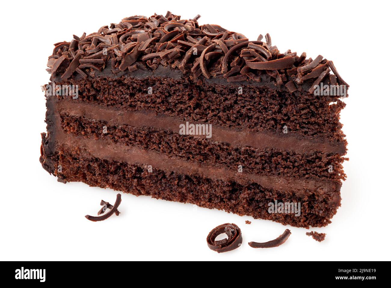 Scheibe Schokoladenkuchen mit Sahnefüllung und auf Weiß isoliertem Schokoladenspan. Stockfoto