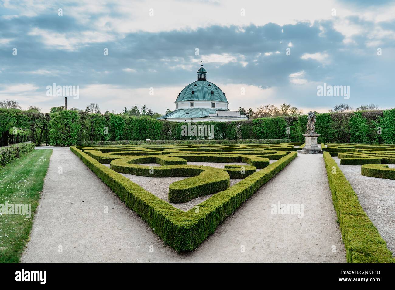 Kromeriz, Tschechische Republik.Blumengarten im barocken französischen Stil gebaut, in der UNESCO-Welterbeliste enthalten.Labyrinth aus grünen Wänden, Blumen und Skulpturen Stockfoto