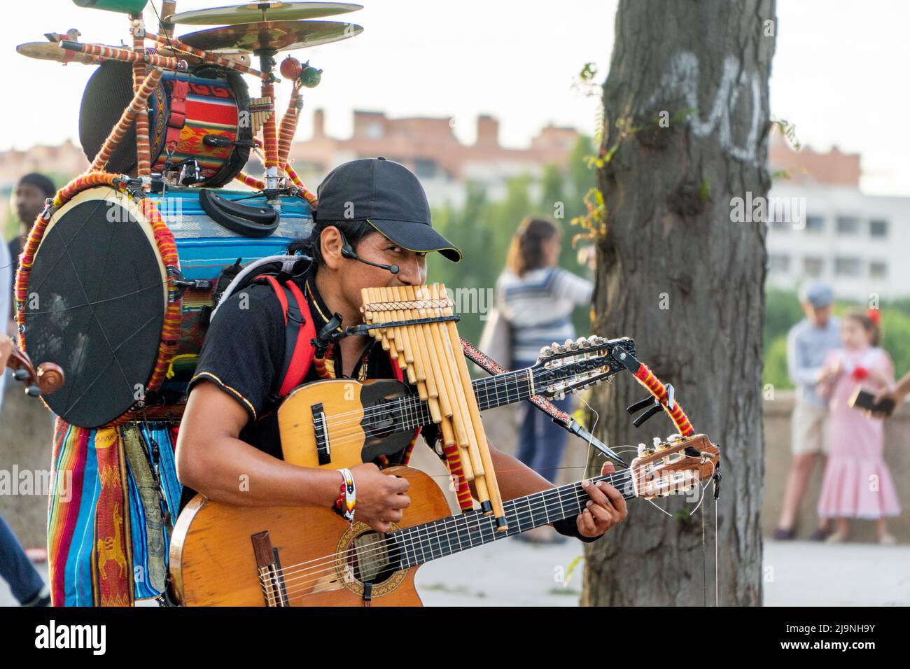 Madrid,Spanien;05152022:lateinischer Straßenmusiker, der vier Instrumente gleichzeitig spielt Stockfoto