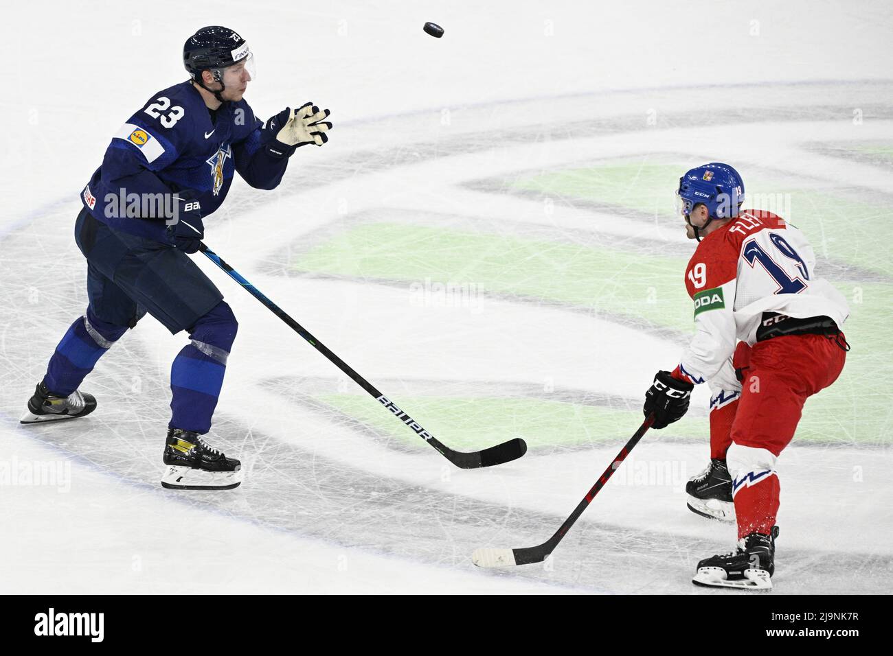 Tampere, Finnland. 24.. Mai 2022. ESA Lindell aus Finnland, links, und Tschechien´s Jakub Flek beobachten den Puck während des Eishockey-WM-Spiels der Gruppe B Finnland gegen Tschechien in Tampere, Finnland, 24. Mai 2022. Quelle: Michal Kamaryt/CTK Photo/Alamy Live News Stockfoto