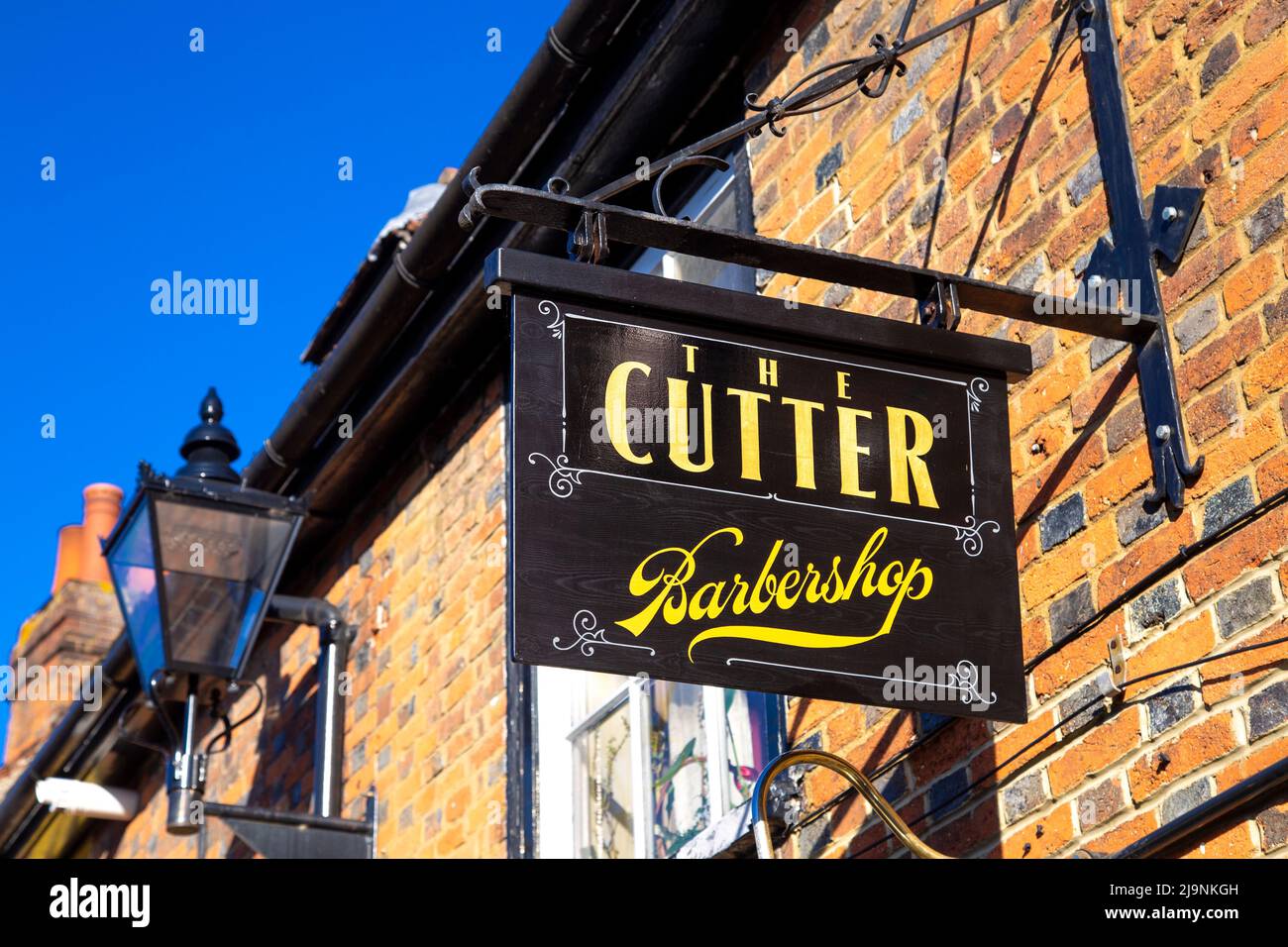 Schild für den Cutter Barbershop in Middle Row in Stevenage Old Town, Hertfordshire, Großbritannien Stockfoto