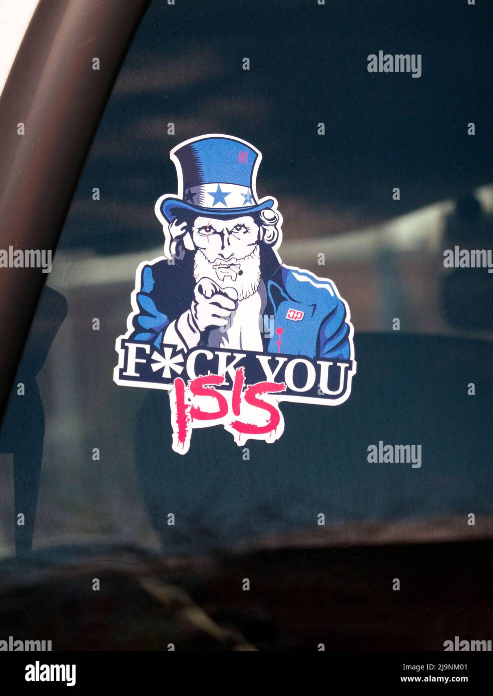 Ein Aufkleber auf der Heckscheibe eines Autos mit einer Figur von Onkel Sam mit der Aufschrift „F*uck You Isis“. Auf einem Parkplatz in Queens, New york. Stockfoto