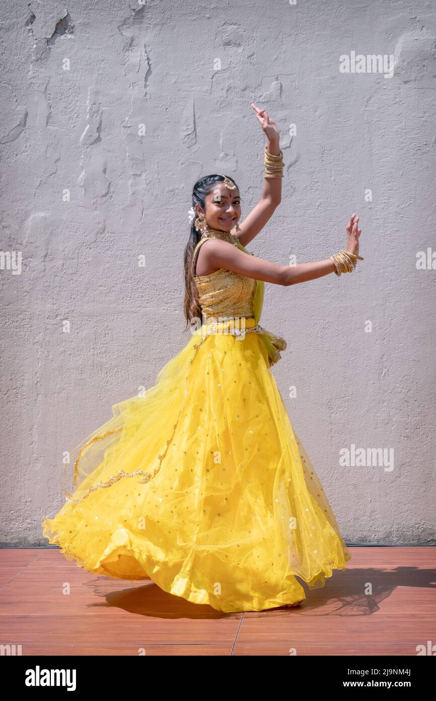 Eine attraktive Teenager-Tänzerin der Gruppe Sundaries tritt beim tte Bollywood & Indian Folk Fusion Dance Concert im Charles Drew Park in Queens, NYC, auf Stockfoto