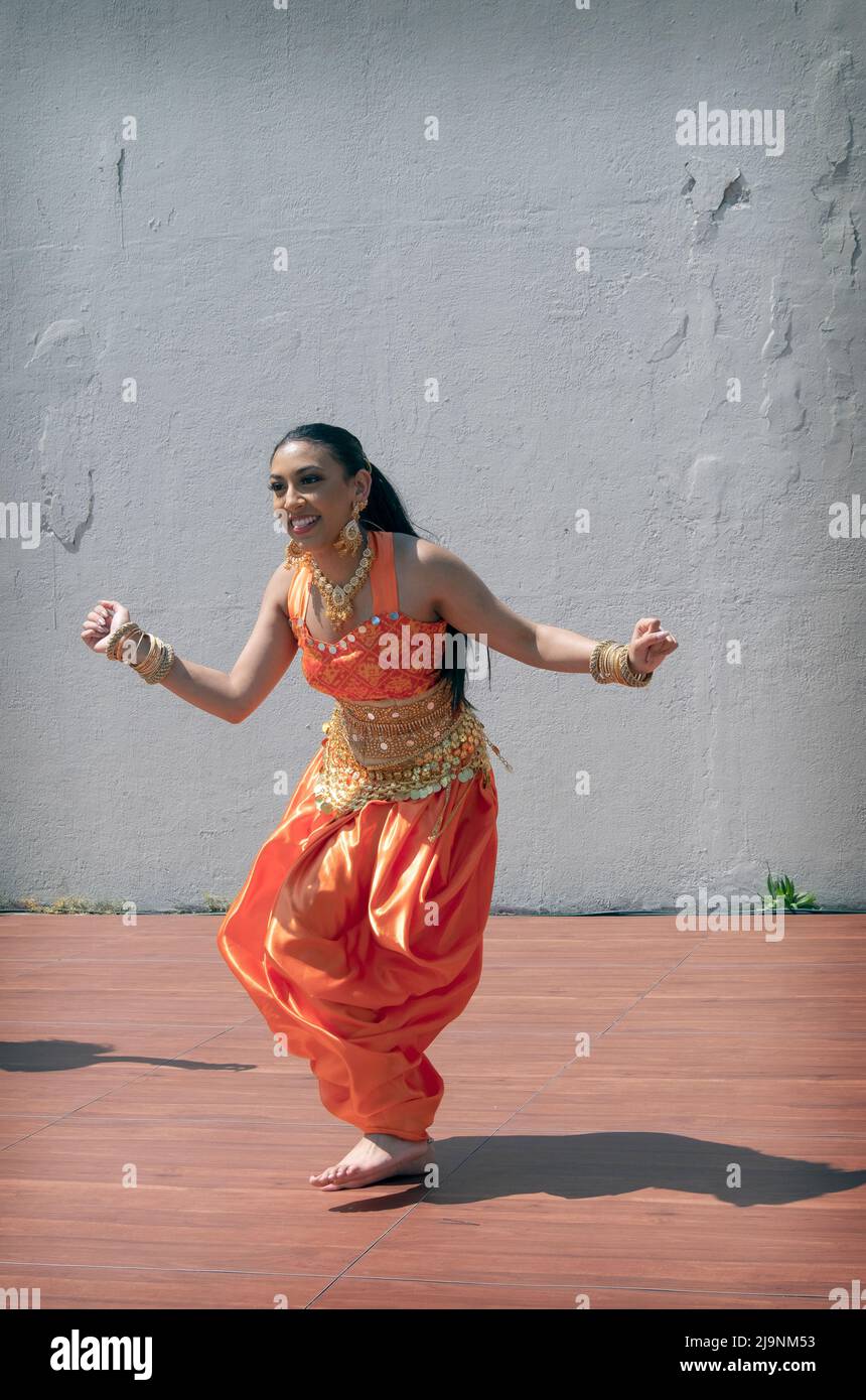 Eine attraktive Teenager-Tänzerin der Avantikas-Gruppe tritt beim tte Bollywood & Indian Folk Fusion Dance Concert im Charles Drew Park in Queens, NYC, auf Stockfoto
