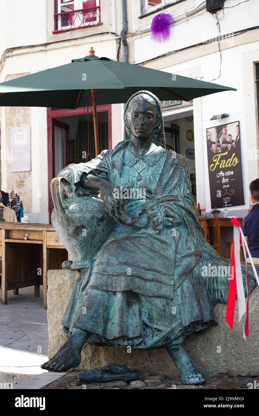 Bronzestatue einer Frau in traditioneller portugiesischer Tracht im historischen Zentrum von Coimbra, Portugal. Stockfoto