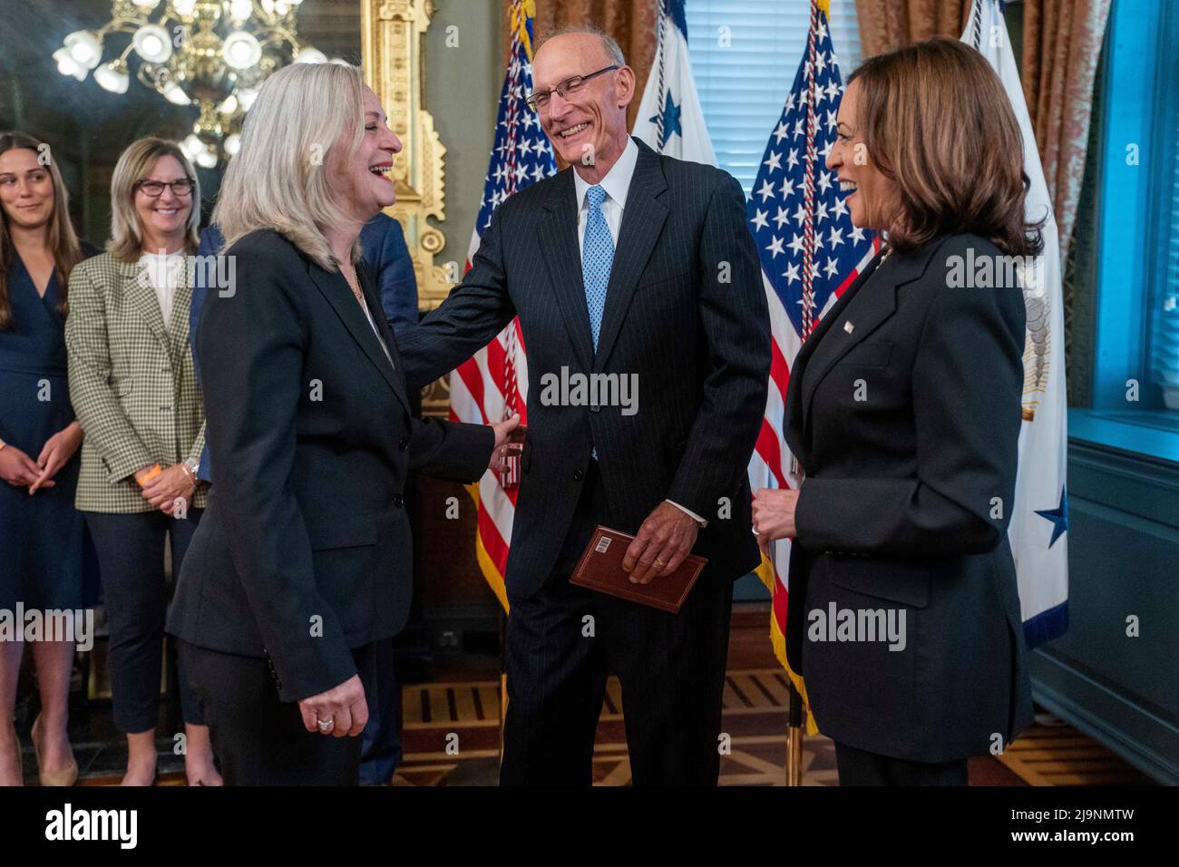 DIE US-Vizepräsidentin Kamala Harris (R) spricht mit Alina Romanowski (L) und ihrem Mann William Matzelevich (C), nachdem sie als US-Botschafterin im Irak beim feierlichen Büro des Vizepräsidenten im Eisenhower Executive Office Buildingin Washington, DC, USA, 24. Mai 2022 angesetzt wurde. Stockfoto