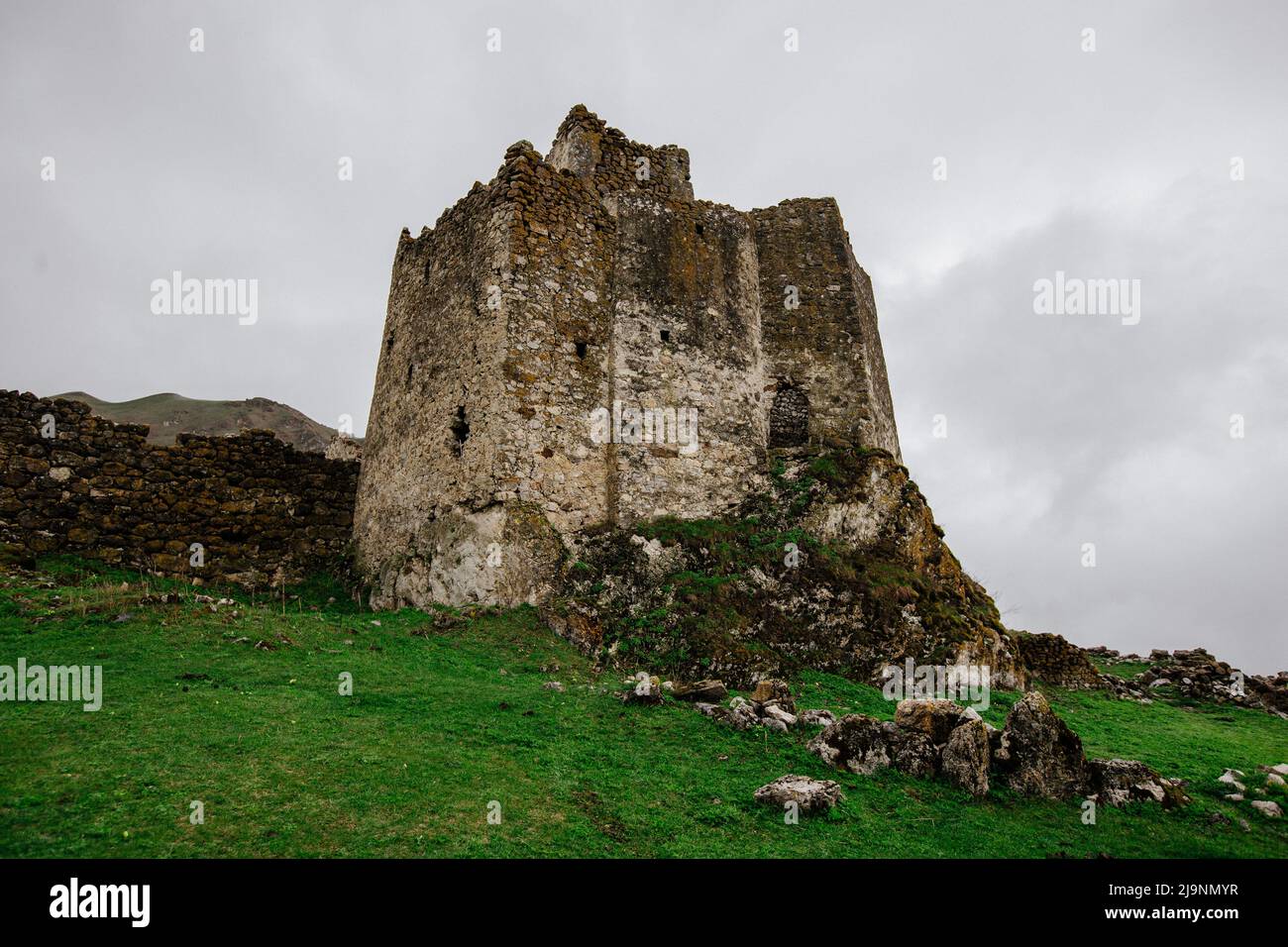 Alte Burgruine Frigate in den nebligen Bergen. Stockfoto