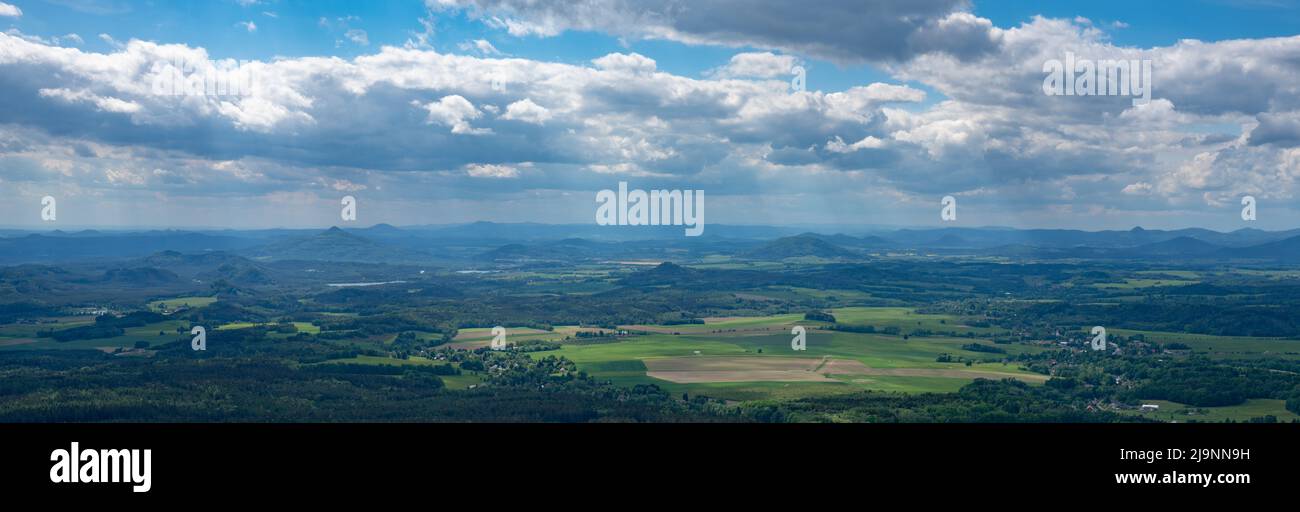 Panoramablick auf die nordböhmische Landschaft mit typischen kegelförmigen Hügeln vulkanischen Ursprungs, vom Mount Jested aus gesehen, wenn man nach Westen in Richtung Hamr schaut J. Stockfoto