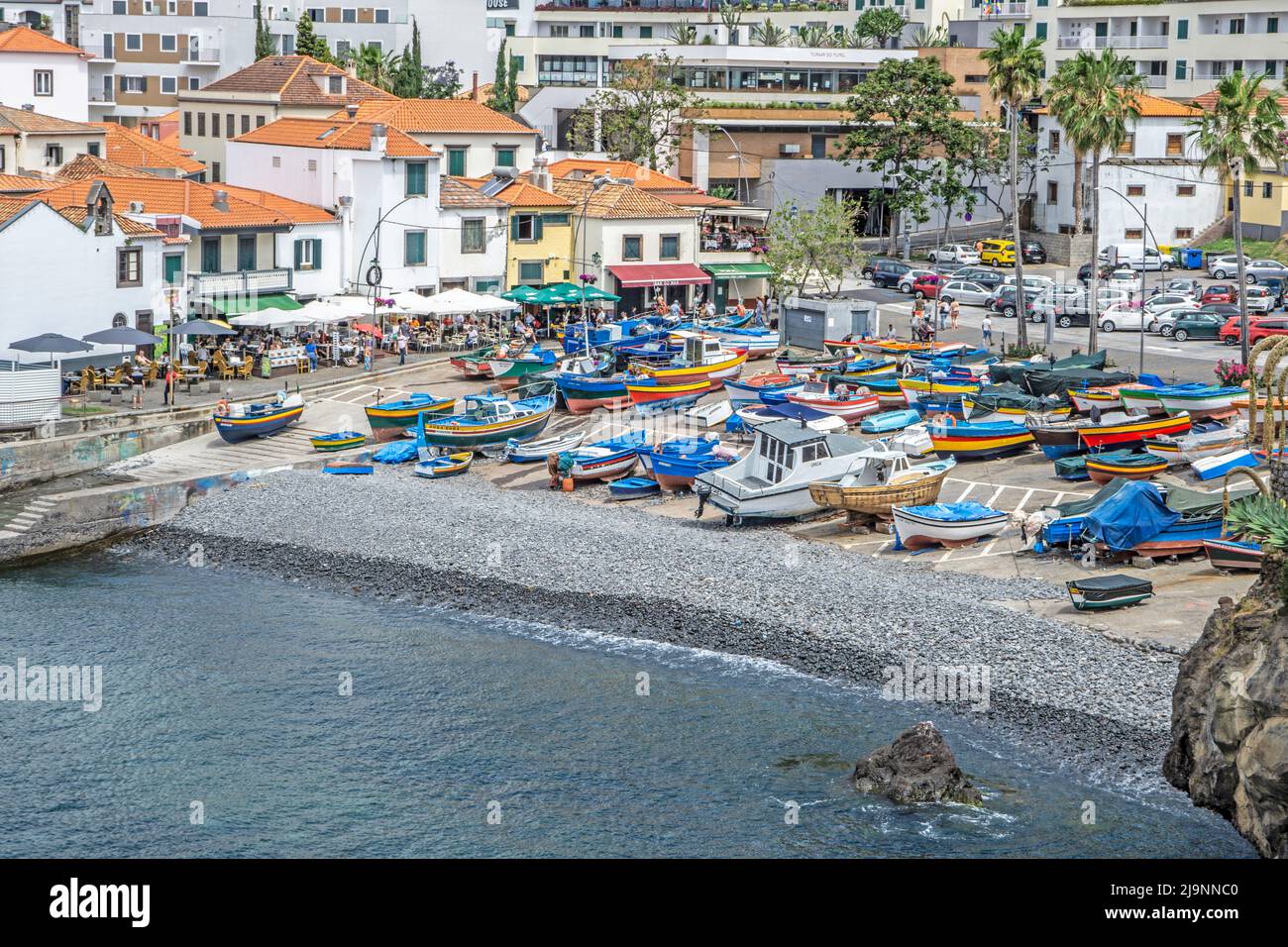 Das Hafengebiet von Camara de Lobos auf Madeira. Ein kleiner Fischerhafen mit einer Reihe von Restaurants am Meer. Stockfoto