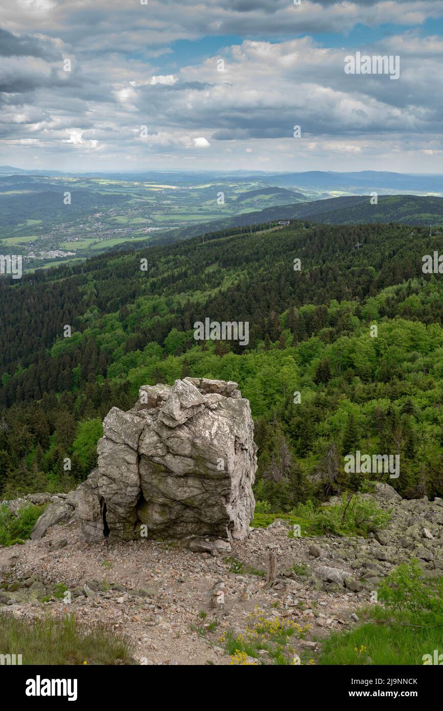 Hänge des Mount Jested mit Quarzitgestein 'Krejcik' ('Hockauf'), unter dem ein schelmischer Schneider nach lokaler Legende begraben liegt. Stockfoto