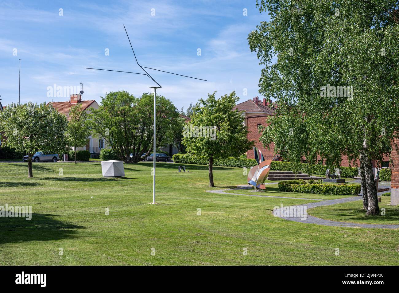'Xraf' von Olle Baertling im Skulpturenpark an einem sonnigen Tag im Mai 2022 im Norrkoping Kunstmuseum in Norrkoping, Schweden. Stockfoto