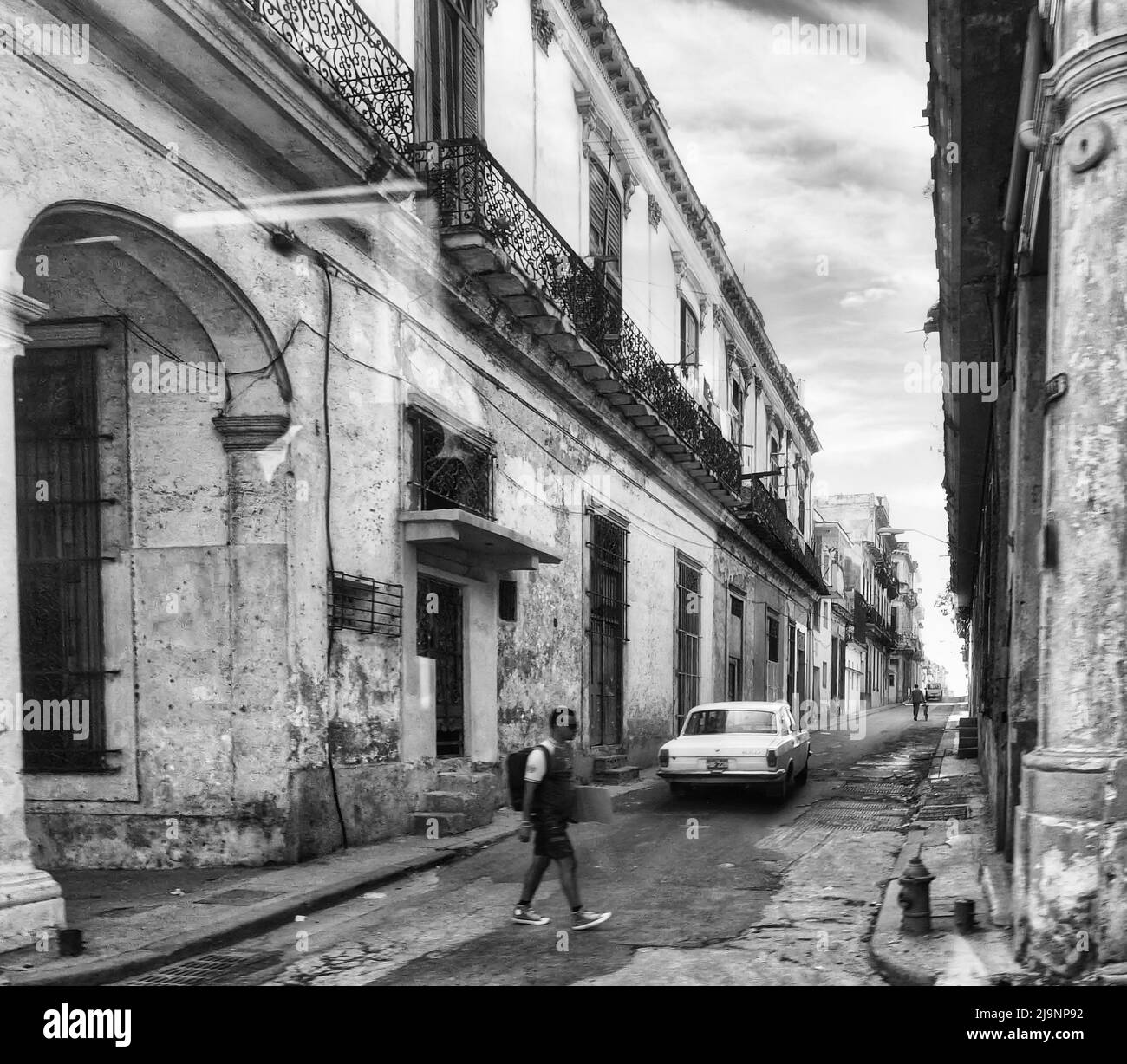 Die andere Seite von Havanna (Kuba), der alte Teil der Stadt, der echte und nicht-touristische Teil, in dem gewöhnliche Menschen leben. Stockfoto