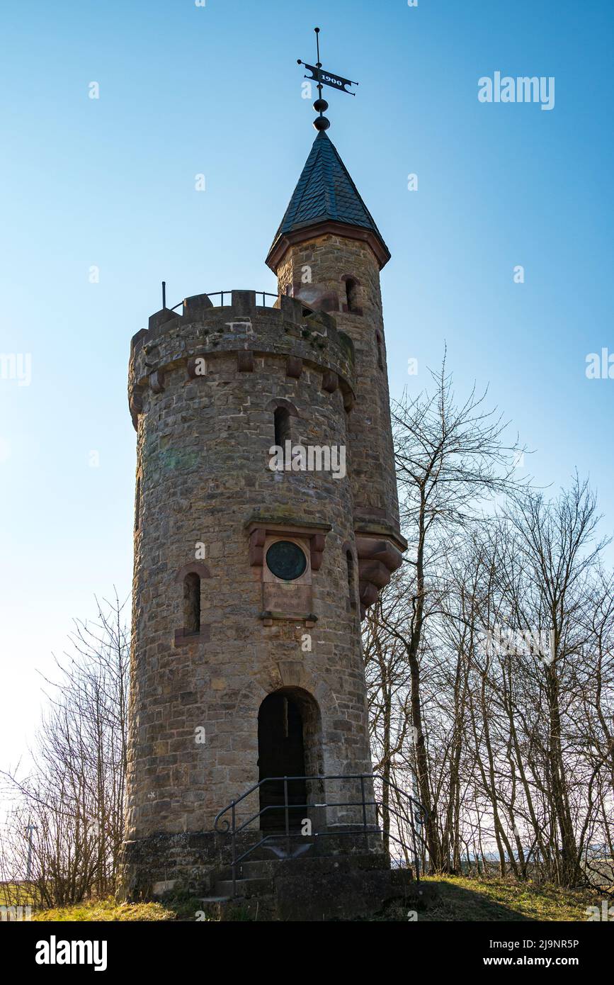 Der Bismarckturm auf dem Ziegenberg bei Höxter, ein kleiner märchenhafter Aussichtsturm aus dem Jahr 1900 mit Blick auf das Weserbergland Stockfoto