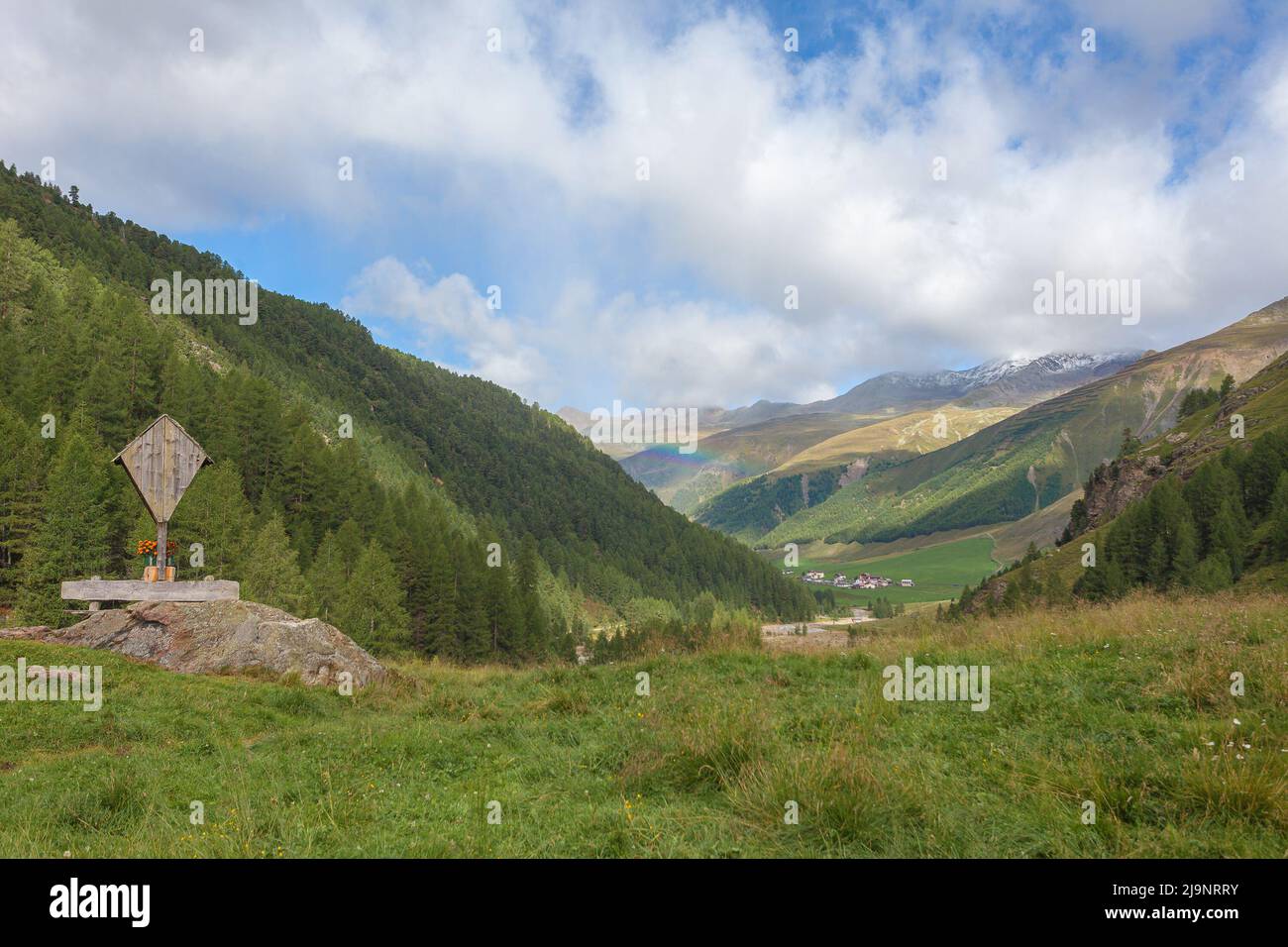 Sommerpanorama des Südtiroler Tals mit Regenbogen Stockfoto