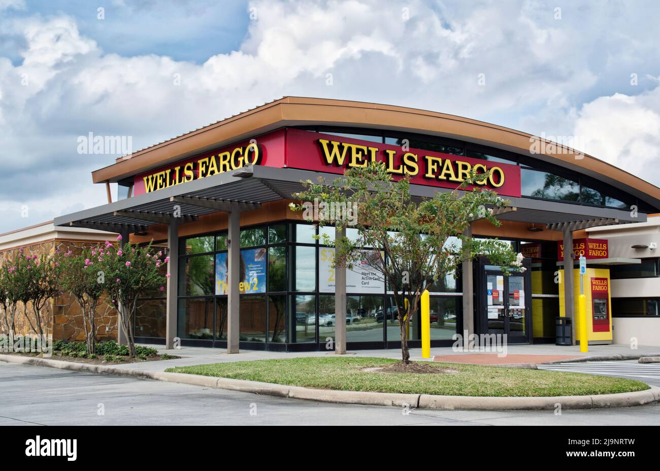 Houston, Texas USA 12-05-2021: Wells Fargo Bank in Houston, Texas. Gegründet 1852 in San Francisco, Kalifornien. Eine der größten Banken der Welt. Stockfoto