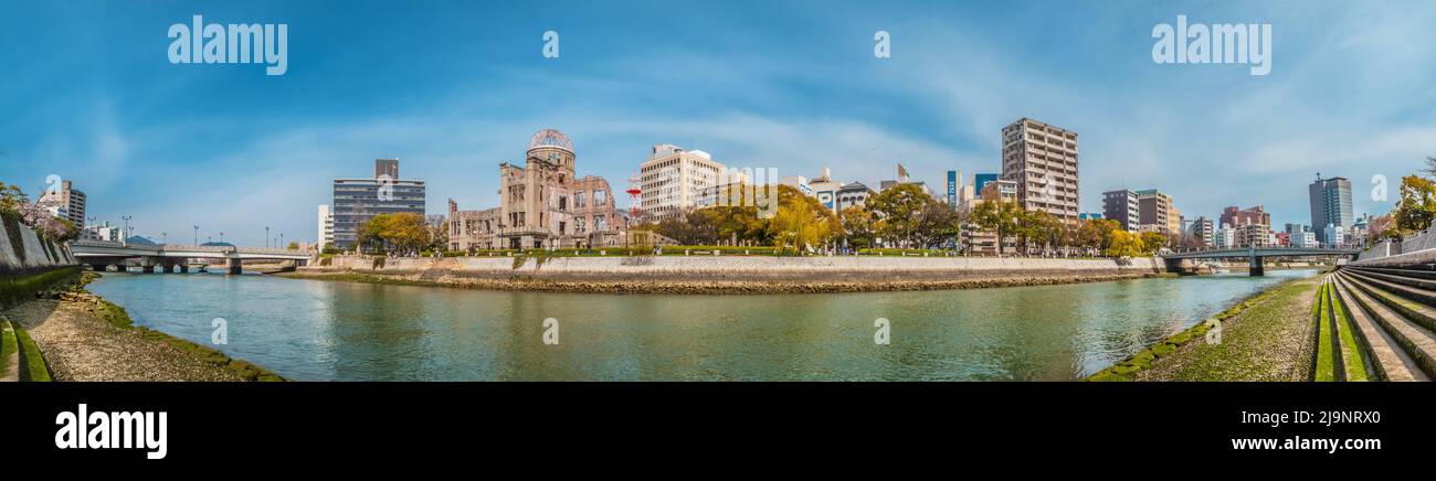 Panorama von Hiroshima, Japan, vom Ufer des Motoyasu Flusses Stockfoto
