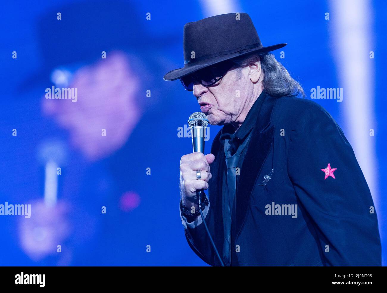 Schwerin, Deutschland. 24.. Mai 2022. Udo Lindenberg singt beim ersten Konzert der neuen Tournee 'Udopium Live 2022' in der Sport- und Kongresshalle. Nach einer erzwungenen Pause von Corona geht der 76-jährige Musiker wieder auf Tournee. Von Mai bis Juli 2022 sind insgesamt 21 Konzerte geplant. Quelle: Jens Büttner/dpa/Alamy Live News Stockfoto