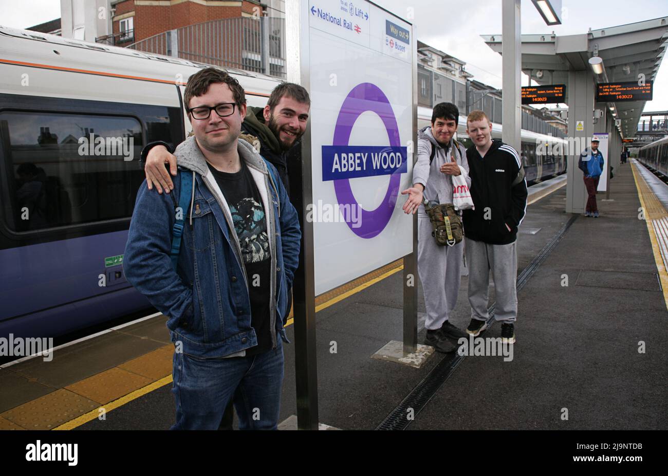 Trainieren Sie Spotter am ersten Tag der Eröffnung der Elizabeth Line, London, am Bahnhof Abbey Wood Stockfoto