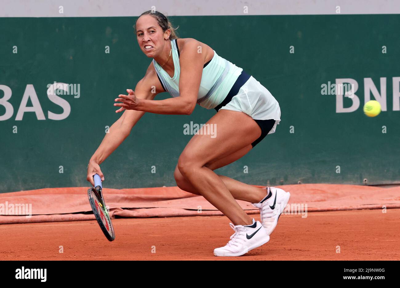 Paris, Frankreich. 24.. Mai 2022. DIE US Madison Keys spielen am Dienstag, den 24. Mai 2022, gegen die russische Anna Calinskaya während ihres Spiels der French Tennis Open in Roland Garros in der Nähe von Paris. Keys gewann 6-3, 3-6, 6-4. Foto von Maya Vidon-White/UPI Credit: UPI/Alamy Live News Stockfoto