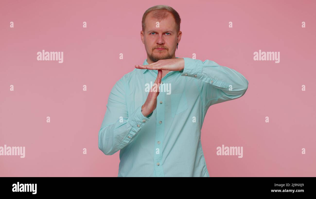 Müde ernst verärgert Mann zeigt Auszeit Geste, Limit Stop Pause Zeichen keinen Druck Ich brauche mehr Zeit Stockfoto