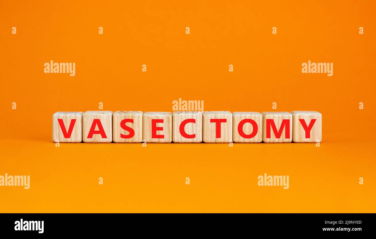 Vasektomie-Symbol. Konzept Wörter Vasektomie auf Holzblöcken. Schöne orange Tisch orange Hintergrund. Medizinisches und vasektomies Problemkonzept. Conceptua Stockfoto
