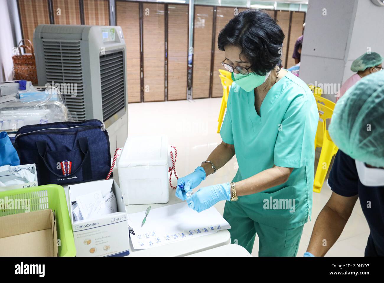 Chanthaburi, Thailand. 24.. Mai 2022. Beamte bereiten einen Impfstoff gegen COVID-19 vor. Zur Injektion an Personen, die eine Impfung erhalten. (Bild: © Adirach Toumlamoon/Pacific Press via ZUMA Press Wire) Stockfoto