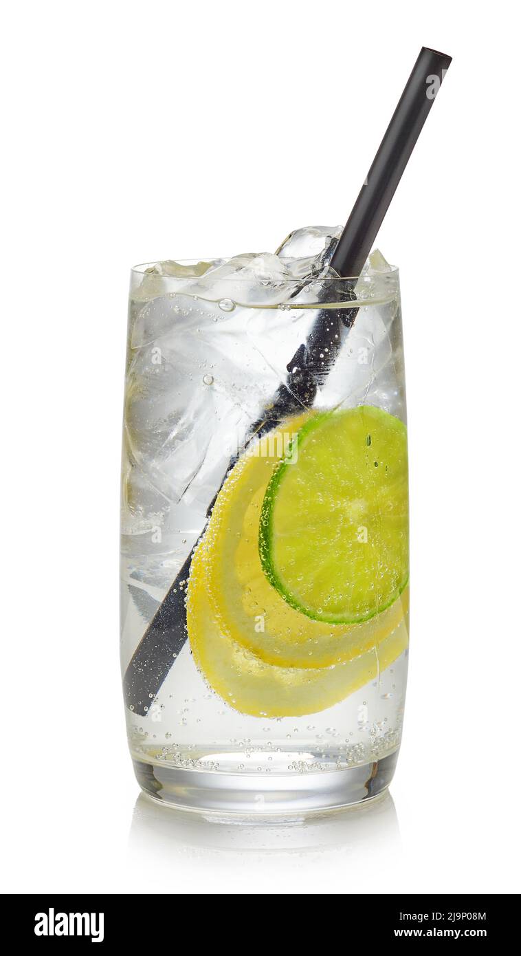 Frischer Sommercocktail mit Gin und Tonic isoliert auf weißem Hintergrund Stockfoto
