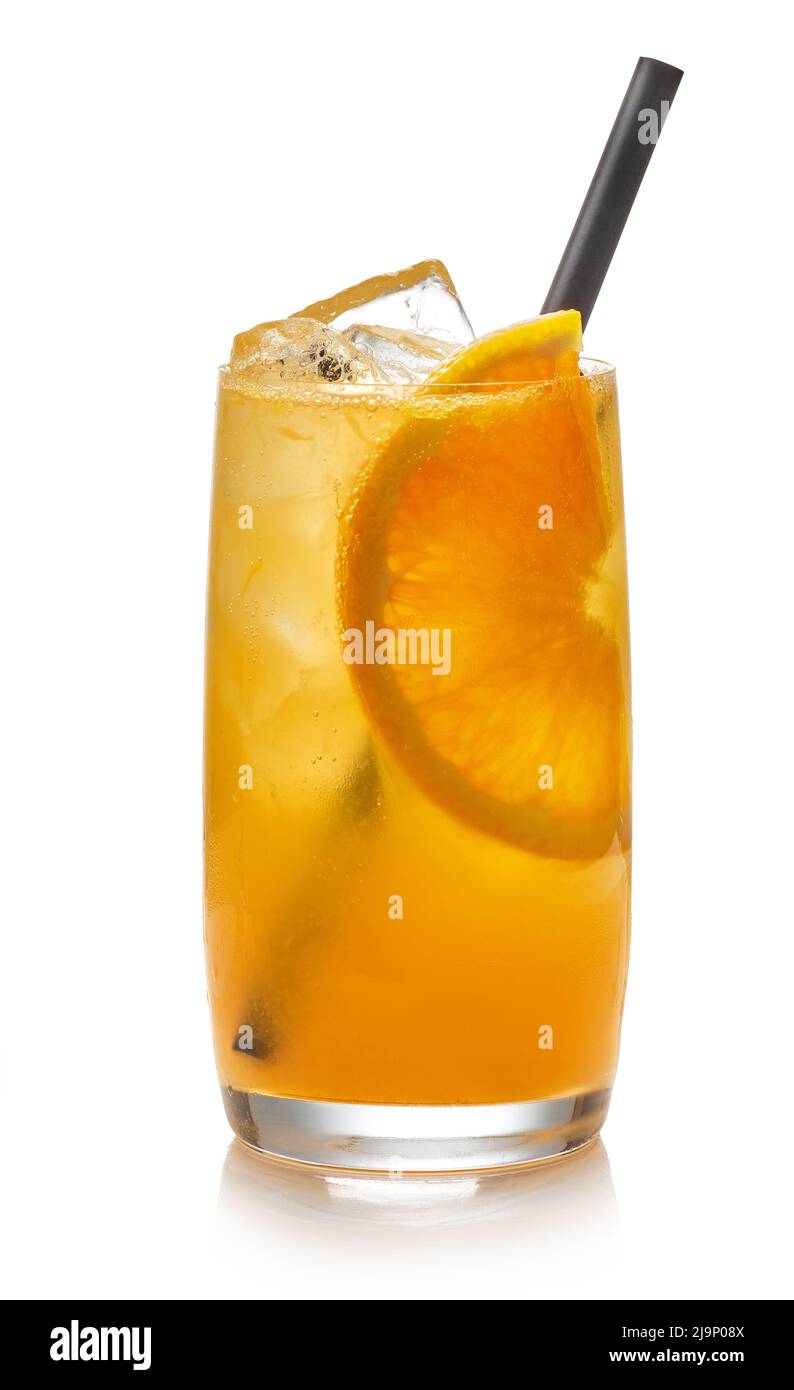 Ein Glas frischer Sommercocktail mit Wodka und Orangensaft auf weißem Hintergrund Stockfoto