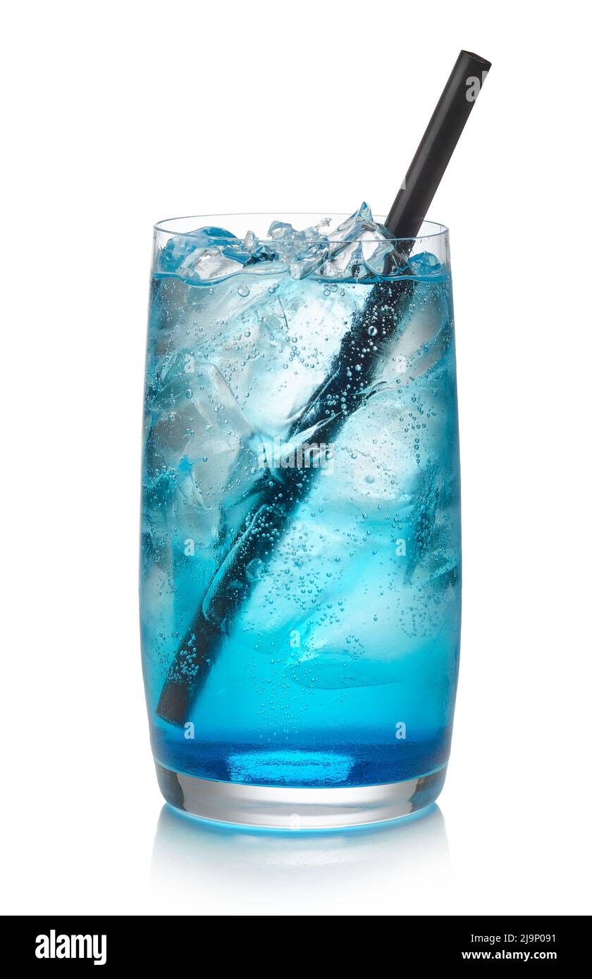 Ein Glas frischer Sommercocktail, blaue laguna, isoliert auf weißem Hintergrund Stockfoto