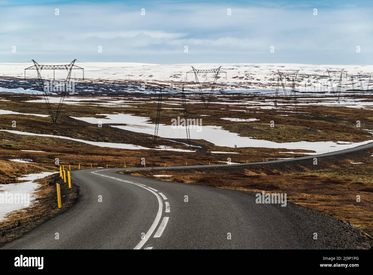 Kurvenreiche Þjórsárdalsvegur-Straße (Route 32) im oberen Bereich des Þjórsárdalur-Tals oberhalb von Burfell, mit Hochspannungs-Übertragungsleitungstürmen, Island Stockfoto