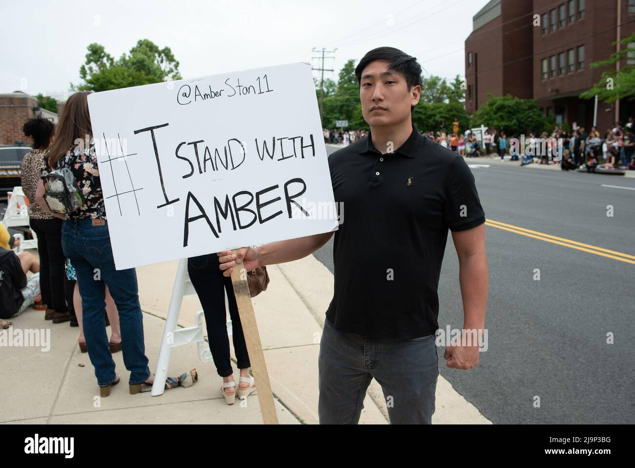 Der Pro Amber-Unterstützer Daniel Lee, 26, aus Loudoun County, VA., zeigt seine Unterstützung im Fairfax County Courthouse in Fairfax, wo am Montag, den 23. Mai 2022, das Zivilverfahren zwischen Johnny Depp und Amber Heard, im Gespräch ist. Depp brachte eine Verleumdungsklage gegen seine ehemalige Frau, die Schauspielerin Amber Heard, ein, nachdem sie 2018 in der Washington Post einen Kommentar verfasst hatte, der ihn, ohne Depp zu nennen, des häuslichen Missbrauchs beschuldigte. Kredit: Cliff Owen / CNP/MediaPunch (BESCHRÄNKUNG: KEINE New York oder New Jersey Zeitungen oder Zeitungen innerhalb eines 75 Meilen Radius von New York City) Stockfoto