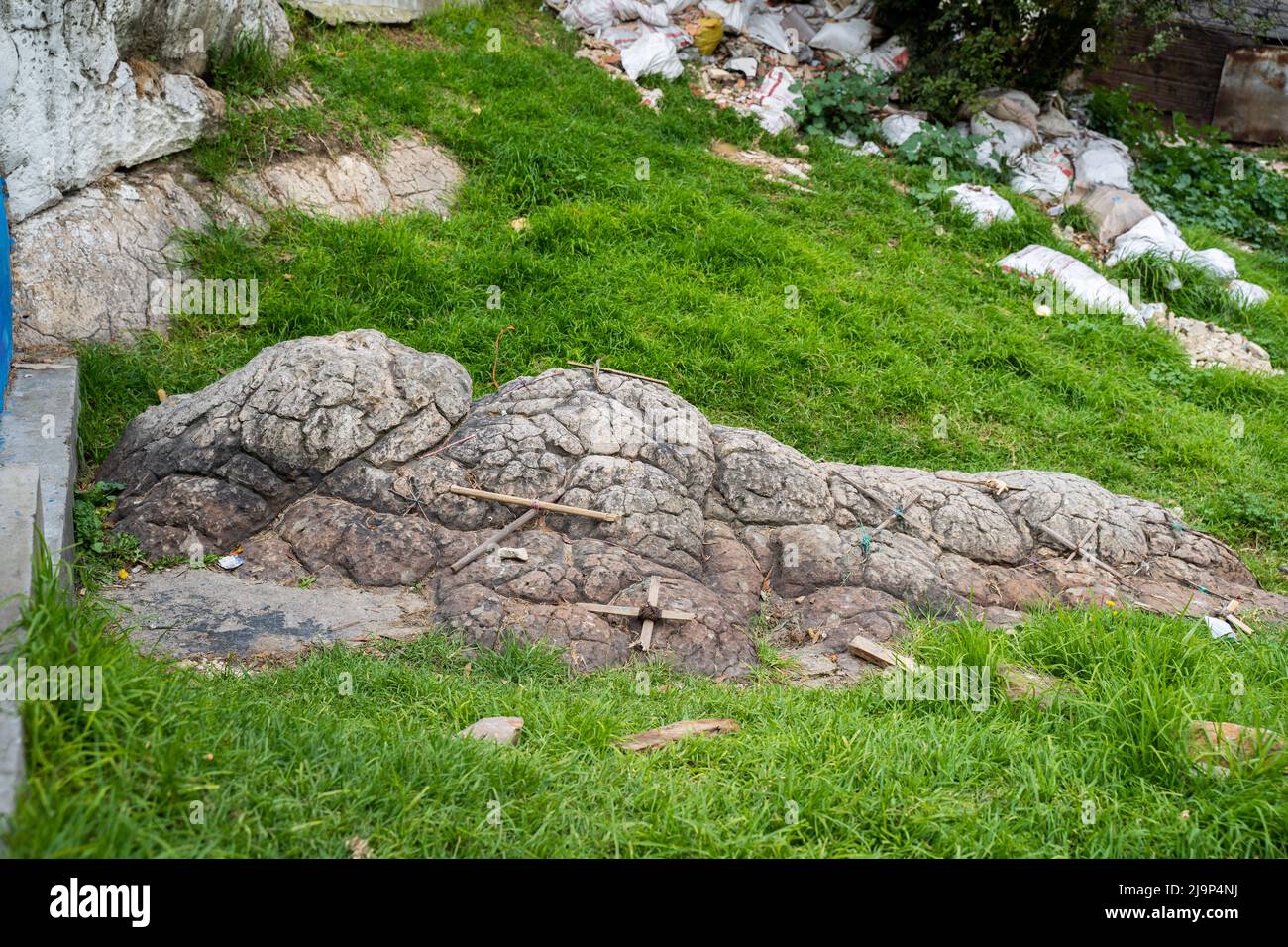 Piedra del Muerto (Totenstein) in der Nähe von Divino Rostro. Stadt Ciudad Bolivar, Stadt Bogota, Kolumbien, 2022. Stockfoto