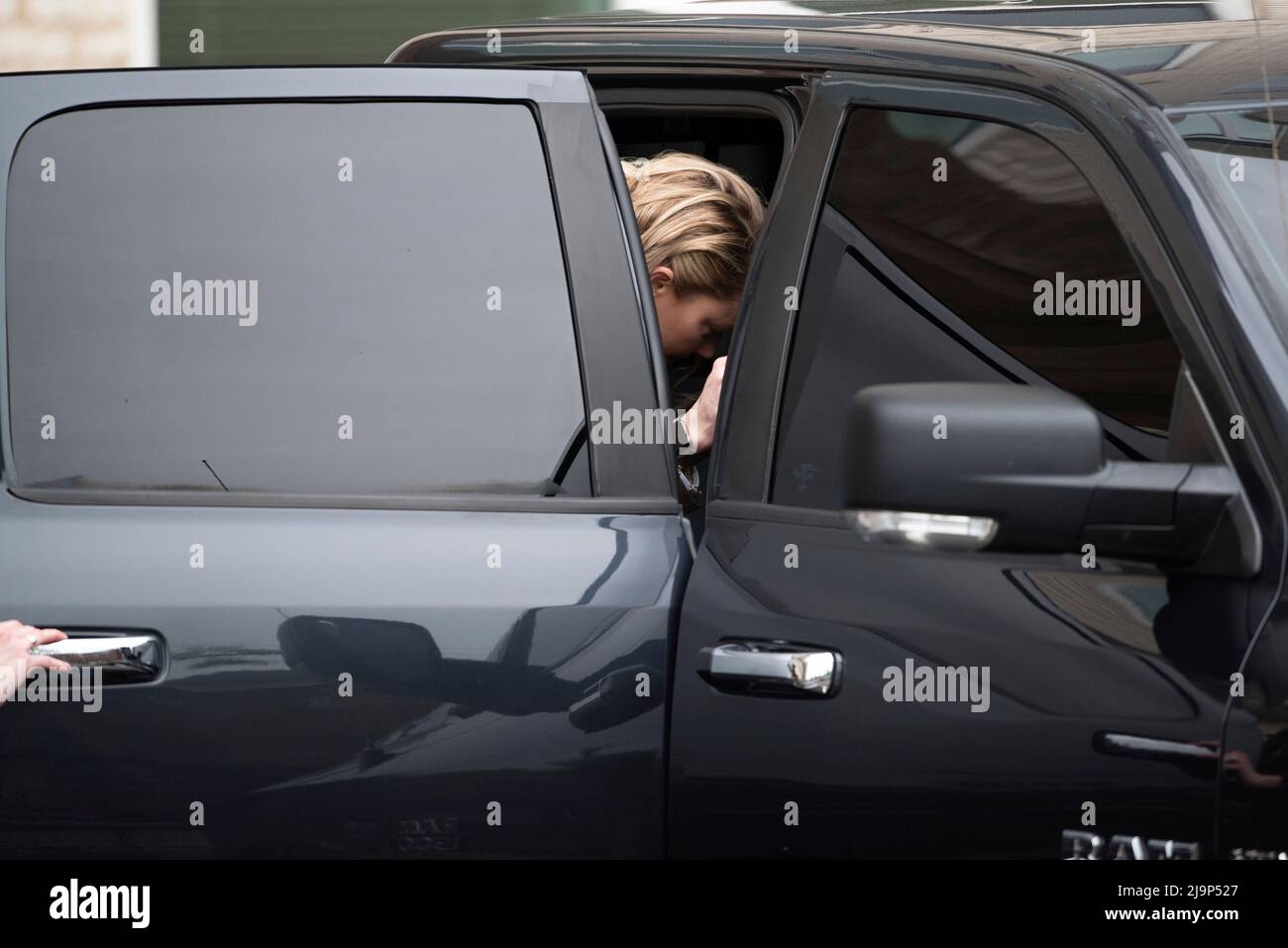 Amber Heard verlässt das Fairfax County Courthouse in Fairfax am Ende des Tages ihres Zivilverfahrens mit Johnny Depp, Montag, 23. Mai 2022. Depp brachte eine Verleumdungsklage gegen seine ehemalige Frau, die Schauspielerin Amber Heard, ein, nachdem sie 2018 in der Washington Post einen Kommentar verfasst hatte, der ihn, ohne Depp zu nennen, des häuslichen Missbrauchs beschuldigte. Kredit: Cliff Owen/CNP (BESCHRÄNKUNG: KEINE New York oder New Jersey Zeitungen oder Zeitungen innerhalb eines 75 Meilen Radius von New York City) Stockfoto