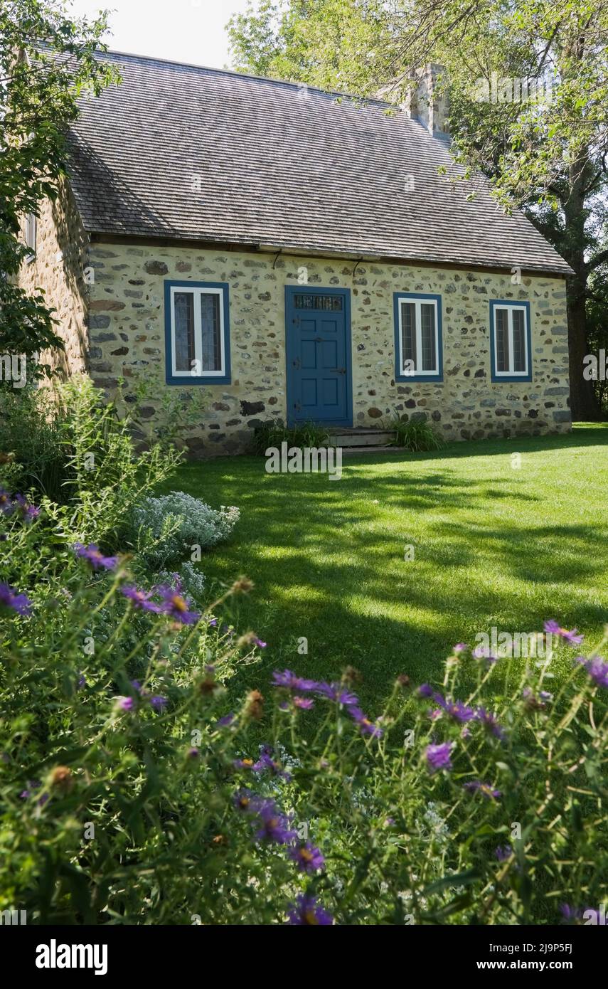 Altes, um 1780 französisches Landhaus im Landhausstil mit einem Dach aus Zedernholz im Sommer. Stockfoto