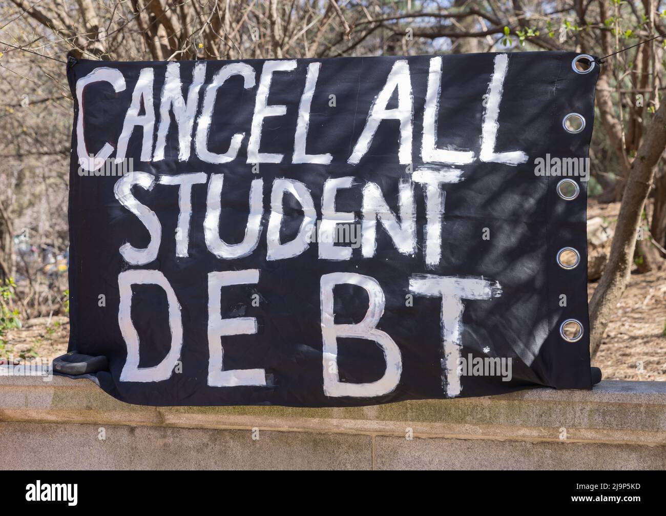 BROOKLYN, New York – 3. April 2021: Während einer Kundgebung zur Aufhebung der Schulden von Studentendarlehen wird in der Nähe des Grand Army Plaza ein Protestbanner gesehen. Stockfoto