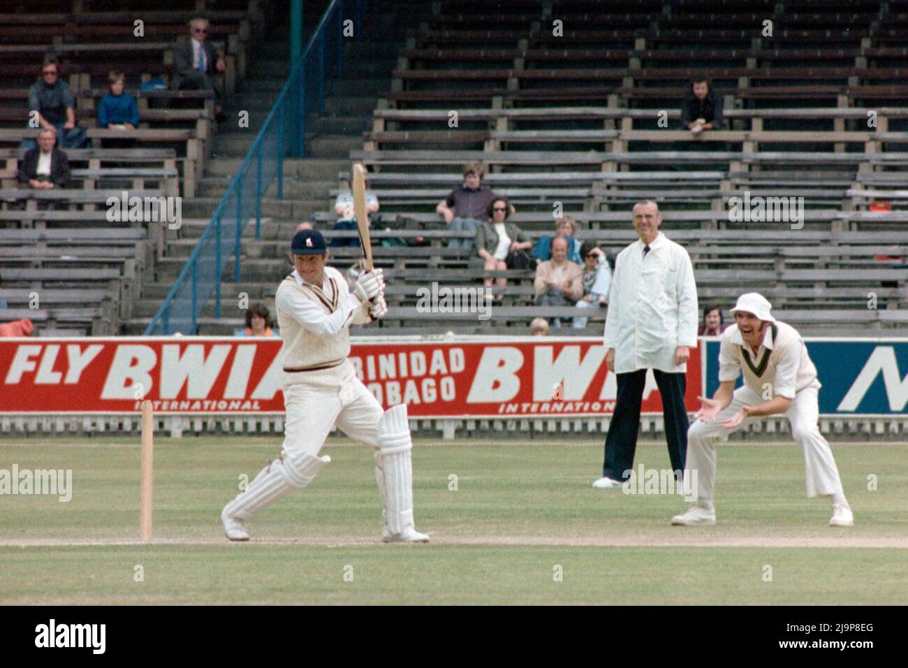 Dennis Amiss, Batting for Warwickshire CCC / Australians, Edgbaston, Birmingham, England 1977. Fielder ist Richie Robinson (Australien). Stockfoto