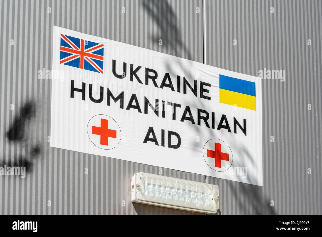 UK Ukraine Humanitäre Hilfe Schild vor einer Sammlung / Drop-off-Stelle für Lieferungen für ukrainische Flüchtlinge, Southampton, England, Großbritannien Stockfoto