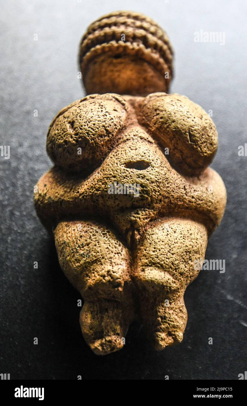 Venus-Statuette aus der Ausstellung „Life Within a Billion Years“. Museum des Parks Postojnska Jama, Slowenien Stockfoto