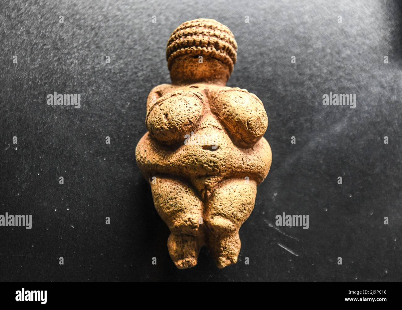 Venus-Statuette aus der Ausstellung „Life Within a Billion Years“. Museum des Parks Postojnska Jama, Slowenien Stockfoto