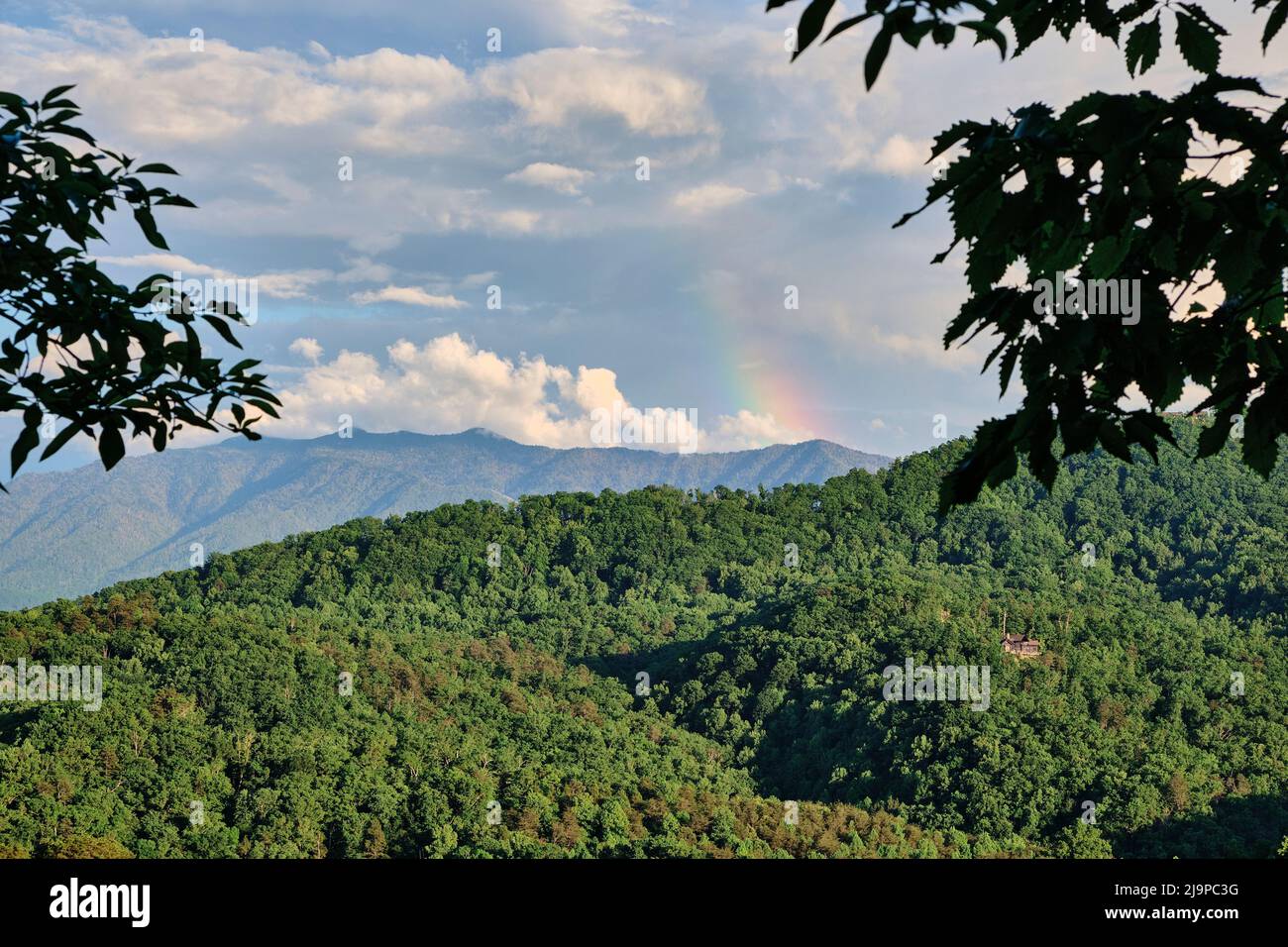 Great Smokey Mountains National Park mit Regenbogen, in der Nähe von Pigeon Forge und Gatlinburg, Tennessee, USA. Stockfoto