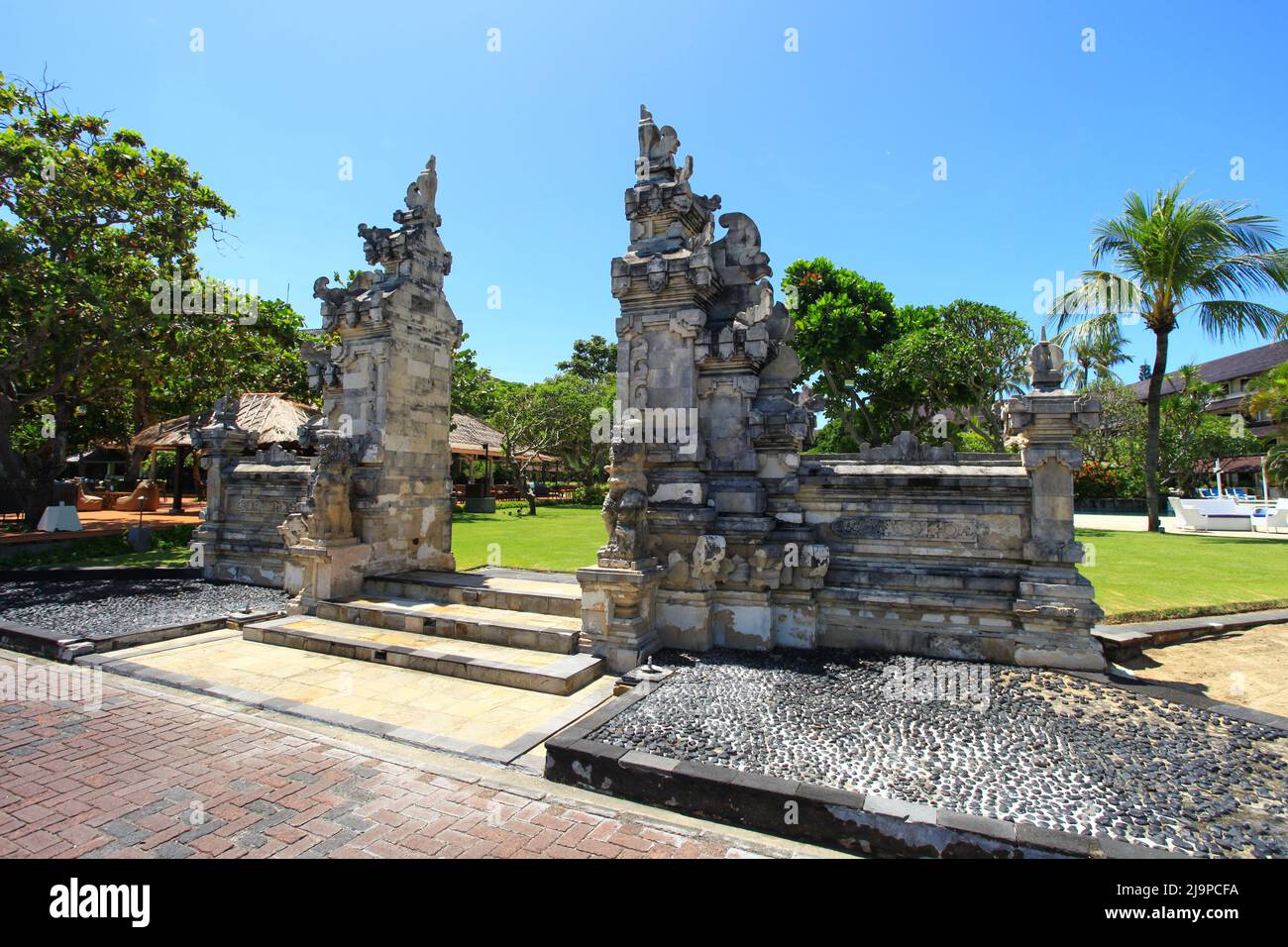 Traditioneller balinesischer Eingang vom Kuta Beach Path zum Discovery Kartika Plaza Hotel Poolbereich in Kuta, Bali, Indonesien. Stockfoto