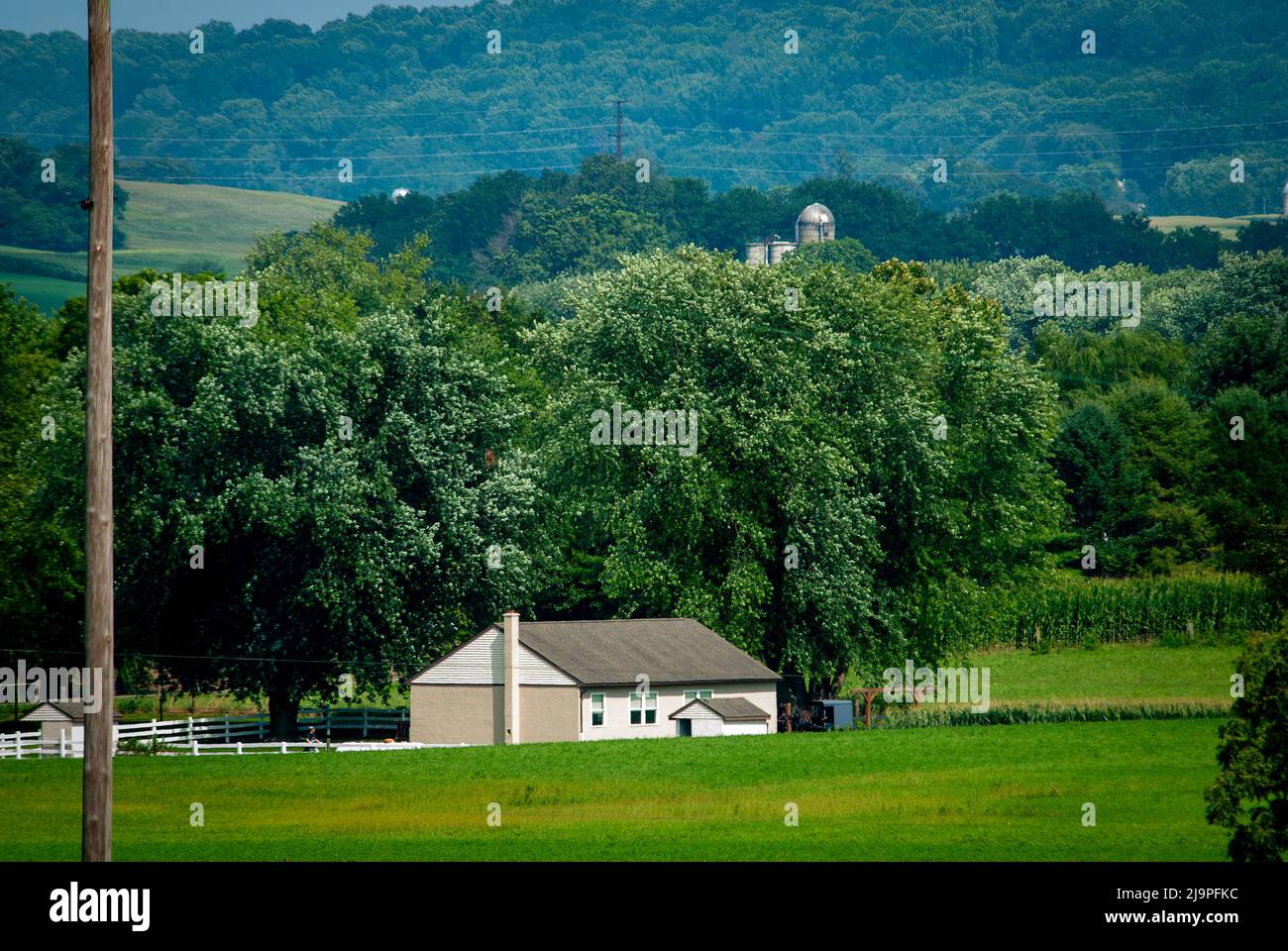 Ein Amish ein-Zimmer-Schulhaus in der Mitte der reichen Ackerland an einem sonnigen Sommertag Stockfoto
