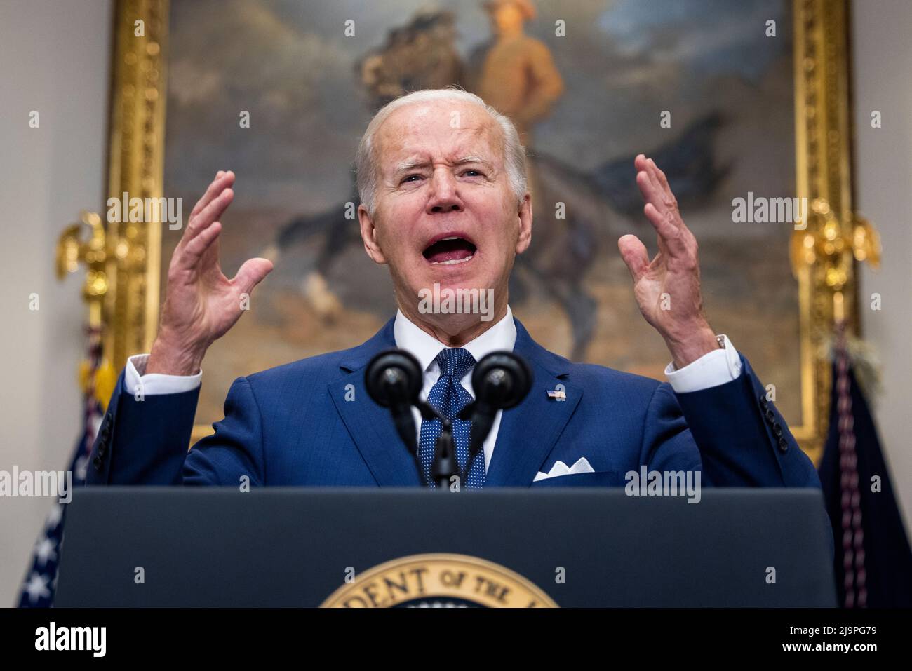 US-Präsident Joe Biden spricht mit der Nation über die Massenschießerei in Uvalde, Texas, im Roosevelt Room in Washington, DC, USA, am 24. Mai 2022.Quelle: Jim LoScalzo/Pool via CNP /MediaPunch Stockfoto