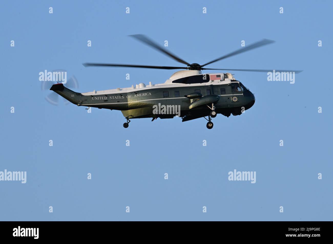 US Marine Corps Hubschrauber VH-3D in Alarmbereitschaft über Yokota Air Base in Tokio, am 24. Mai 2022. Quelle: Tadayuki YOSHIKAWA/Aviation Wire/AFLO/Alamy Live News Stockfoto