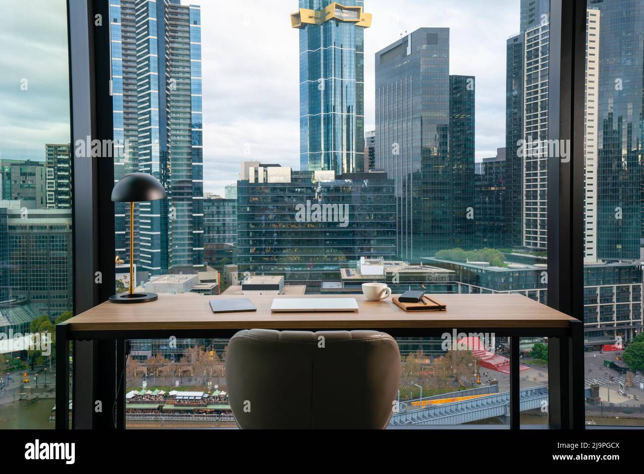 Schreibtisch mit Blick auf Wolkenkratzer in der modernen Stadt Stockfoto